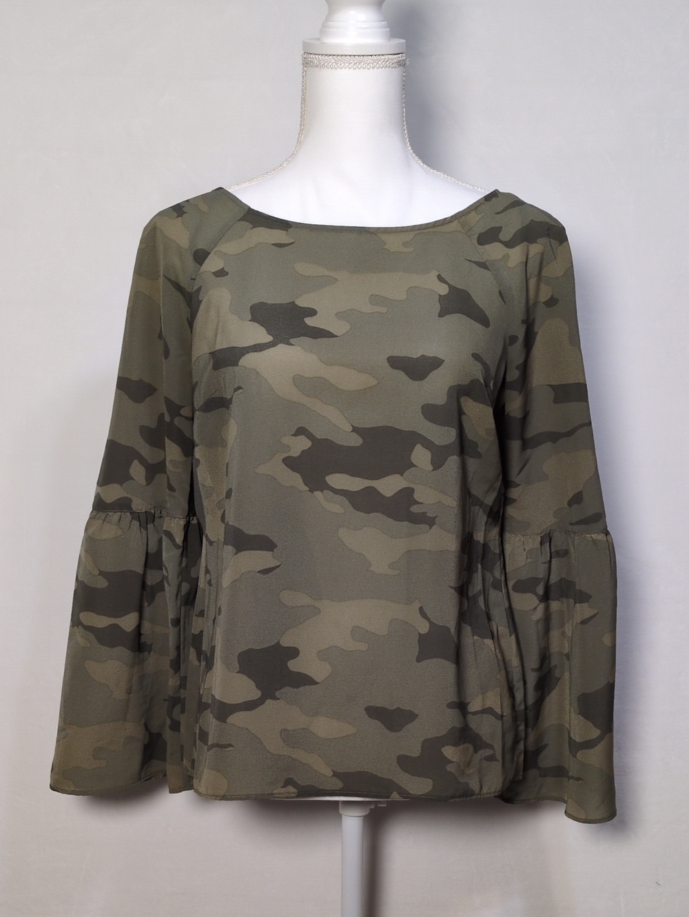 Banana Republic Camo Bell Sleeve Blouse Top XS Camouflage Ruffle Sleeve